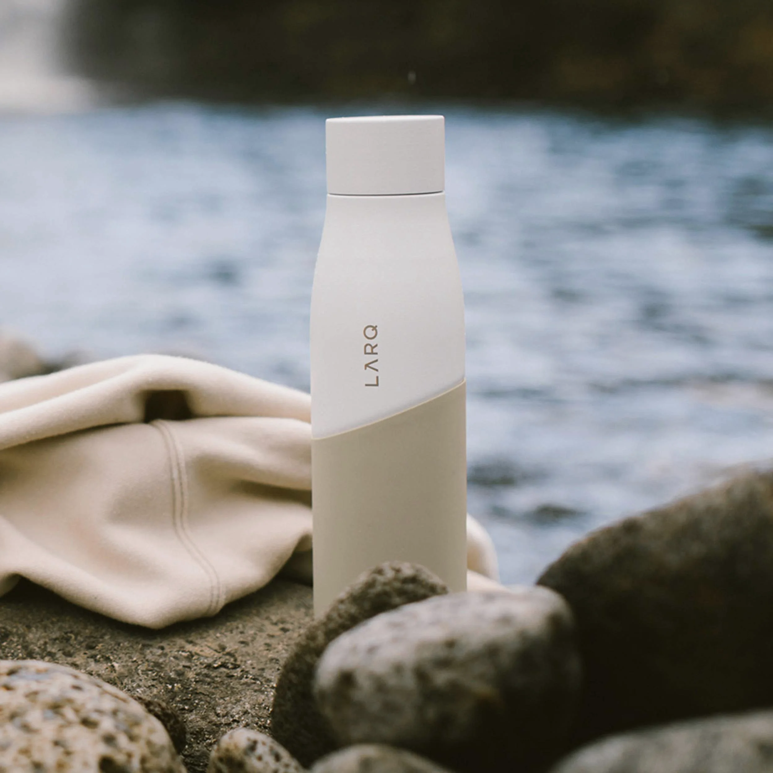 LARQ Movement PureVis 710ml – Gourde UV auto-nettoyante en acier inoxydable avec housse en silicone | Légère, antichoc, garde l’eau fraîche | Sport, course, plein air, White/Dune