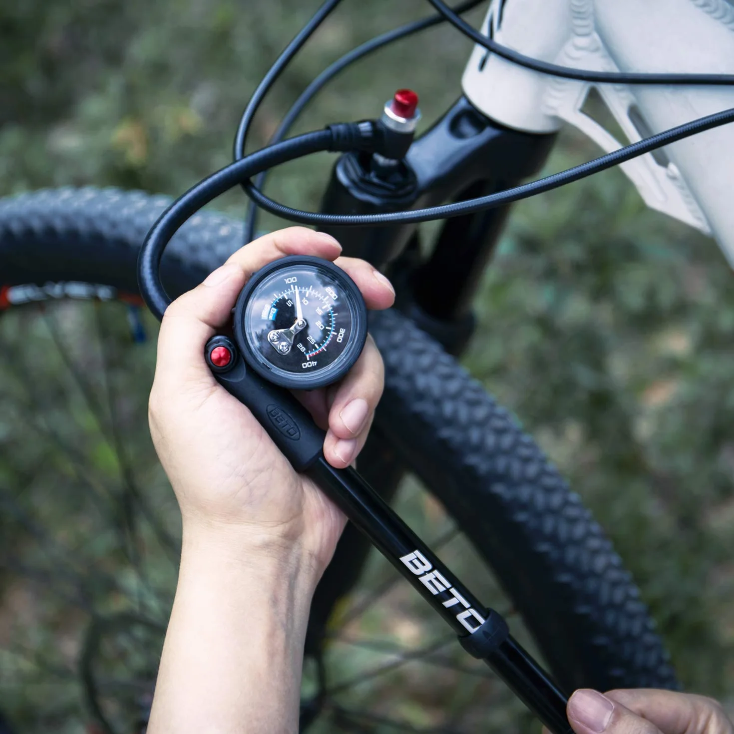BETO Pompe à Chocs Haute Pression 400 PSI Max VTT pour Fourche et Suspension arrière Valve Schrader