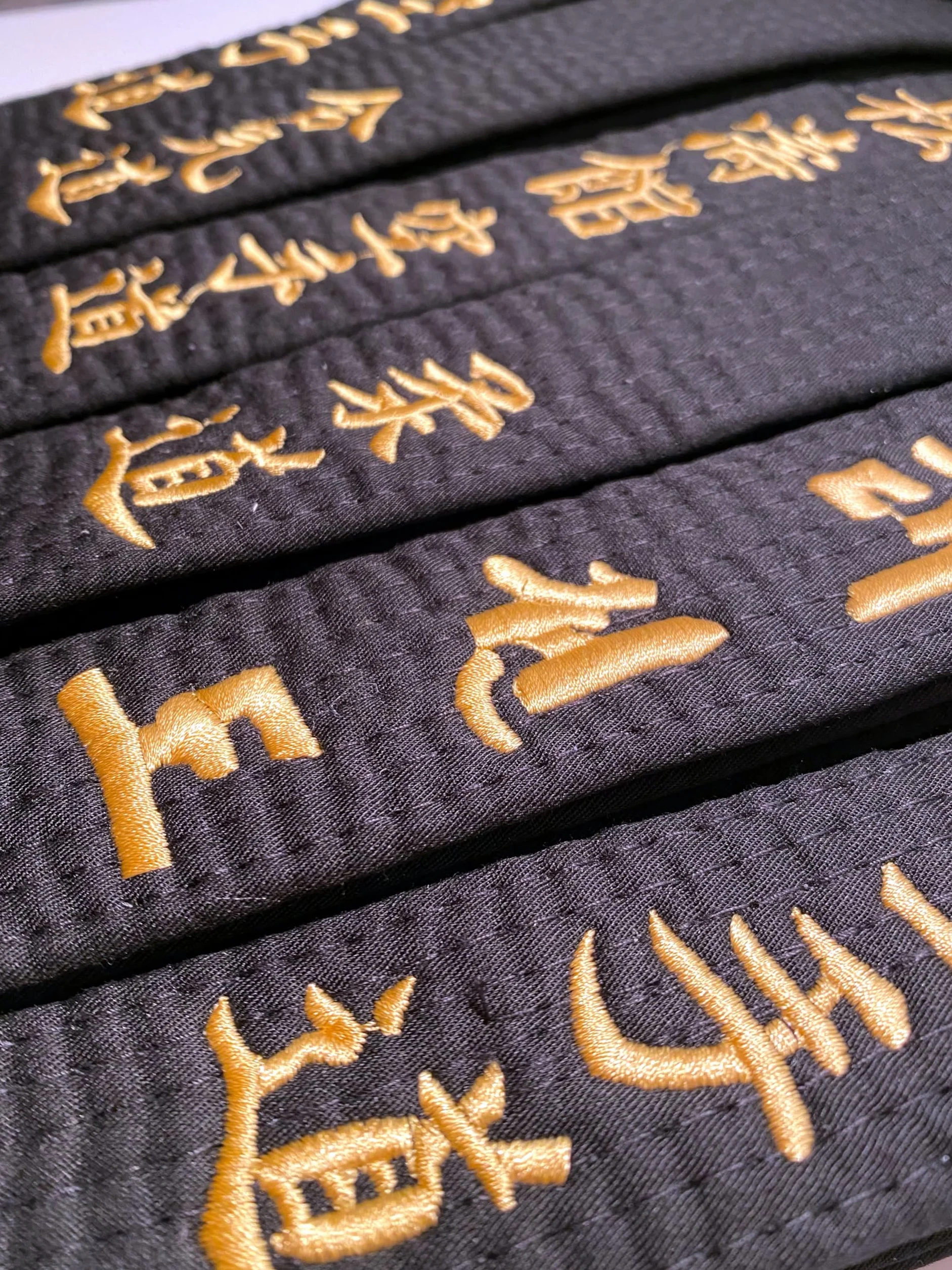 Ceinture noire de karaté Shotokan Kanji brodée dorée