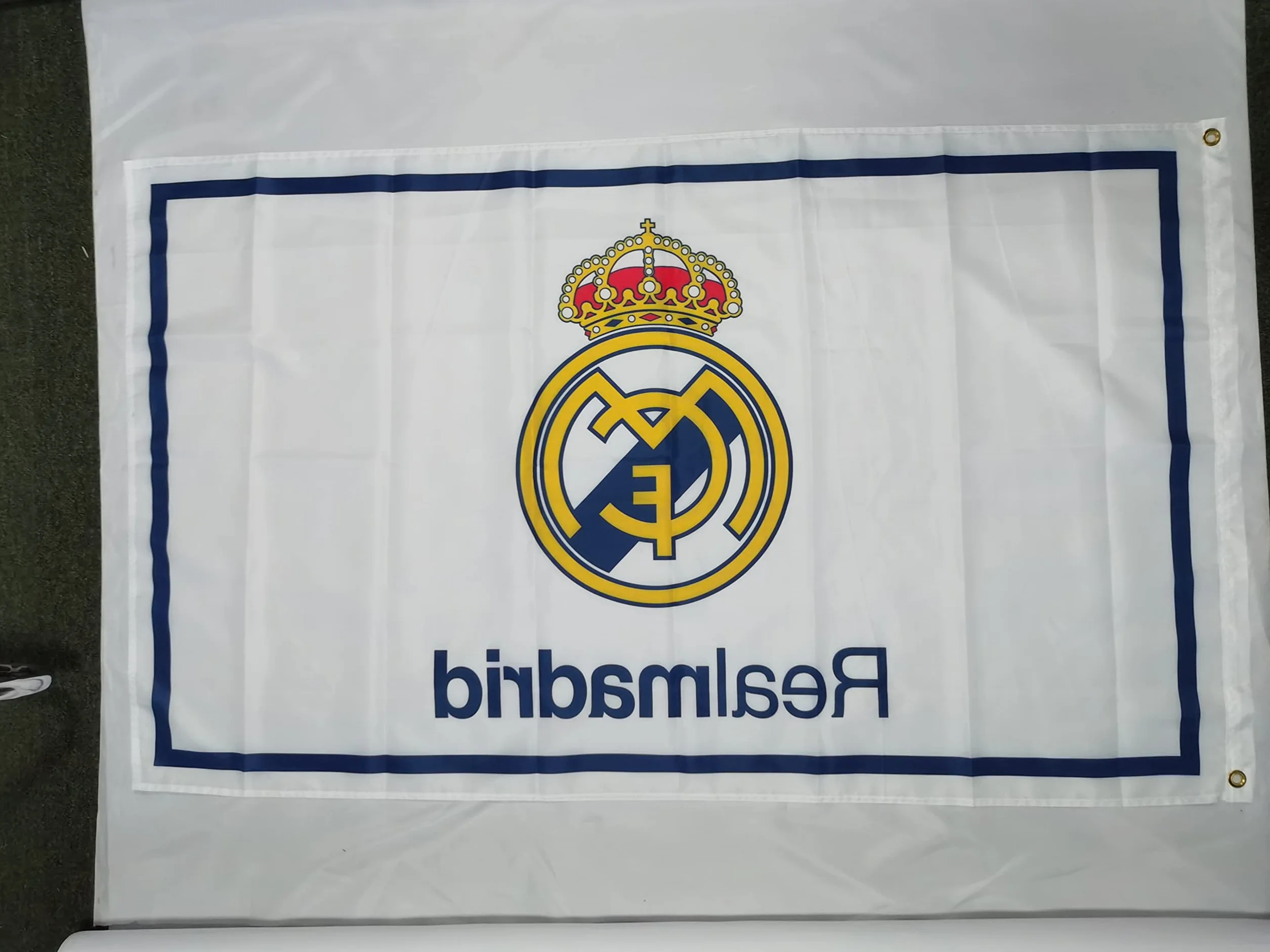 Drapeau Real Madrid 0,9 x 1,5 m 2 œillets Intérieur Extérieur