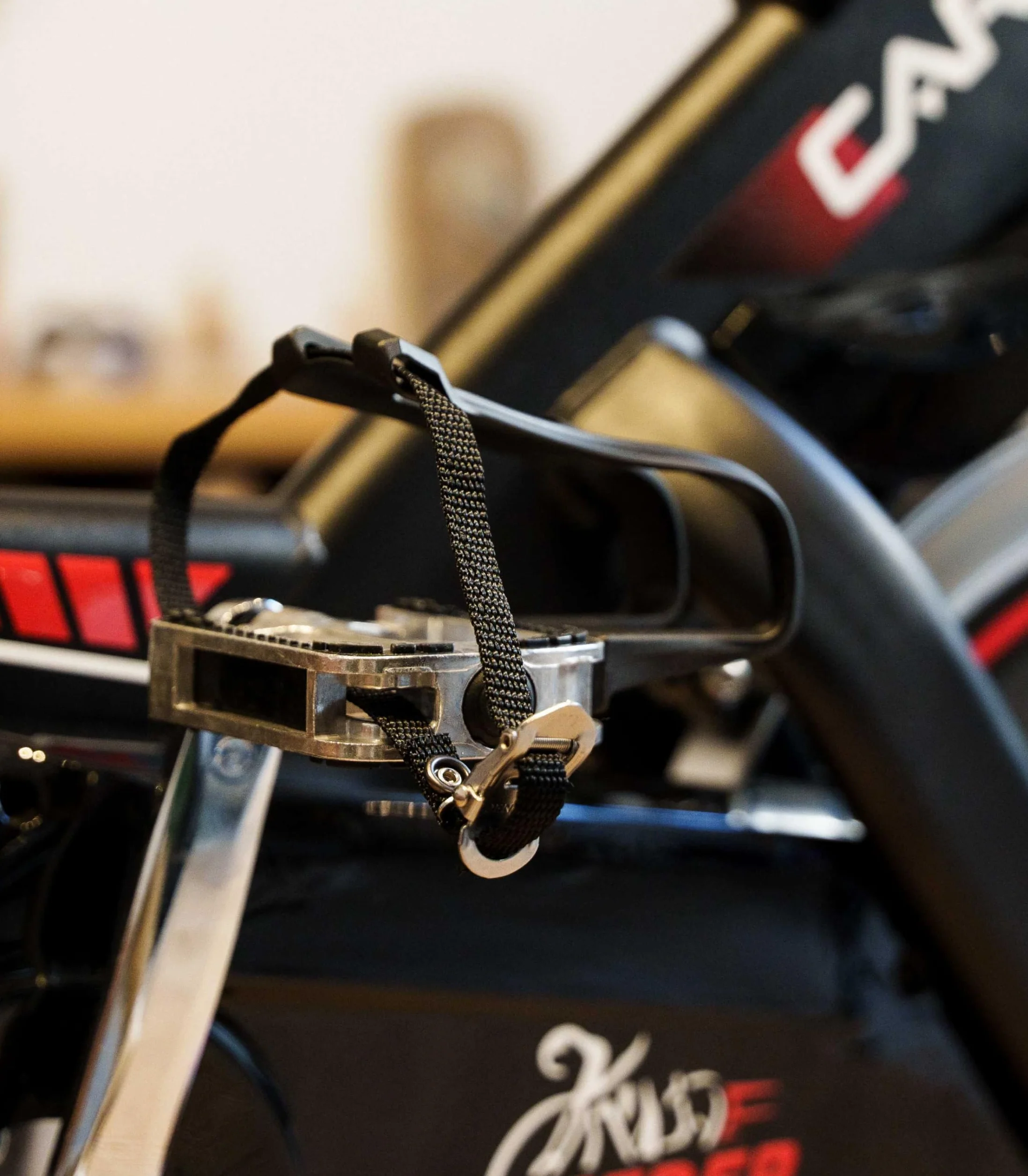 Vélo de Biking Magnétique Speeder Masse d'Inertie 24 KG Réglage Résistance Cale-Pieds Sécurité