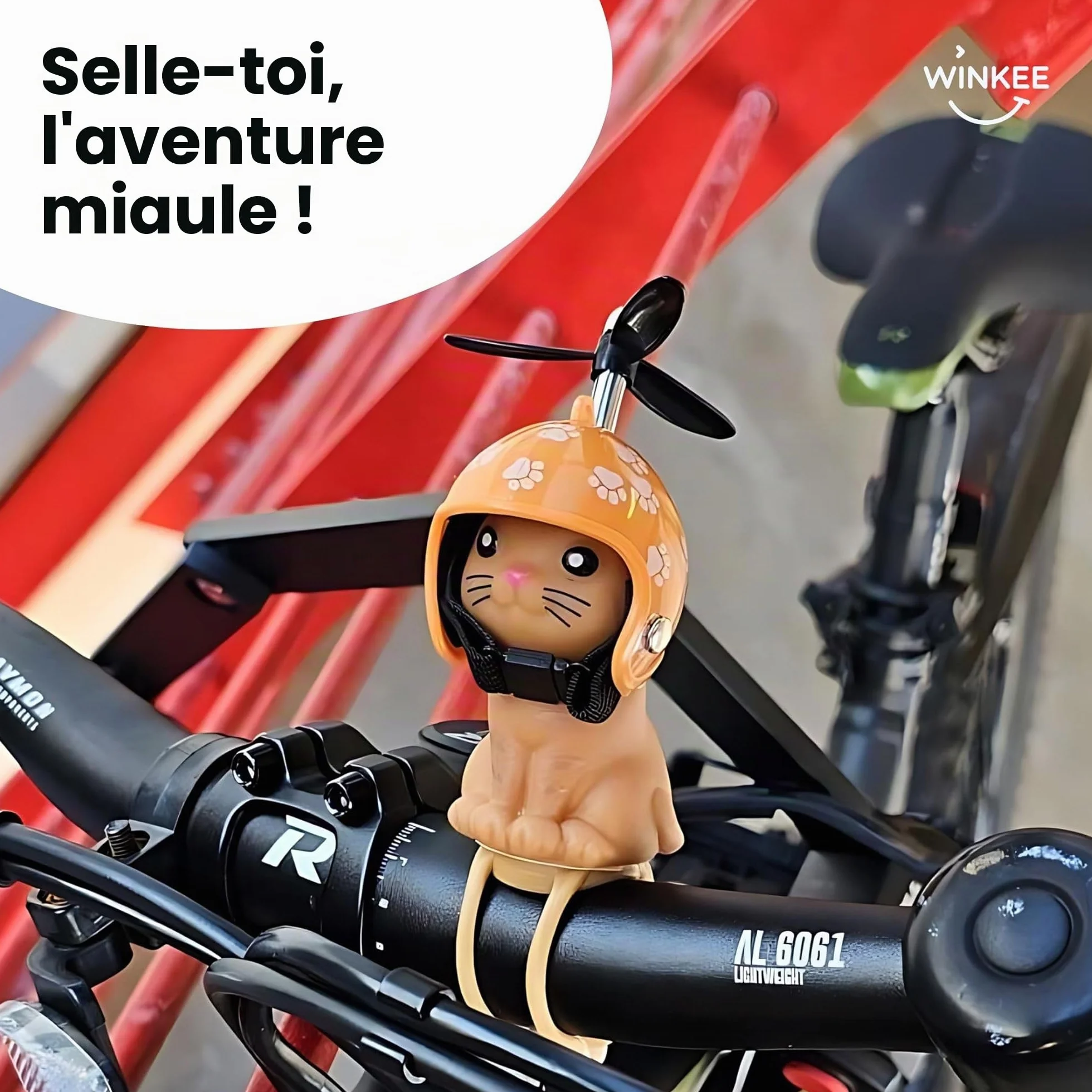 Winkee Chaton pour vélo avec Casque Adorable Bike Kitty hélice Mascotte de vélo en Caoutchouc Décoration vélo Chat