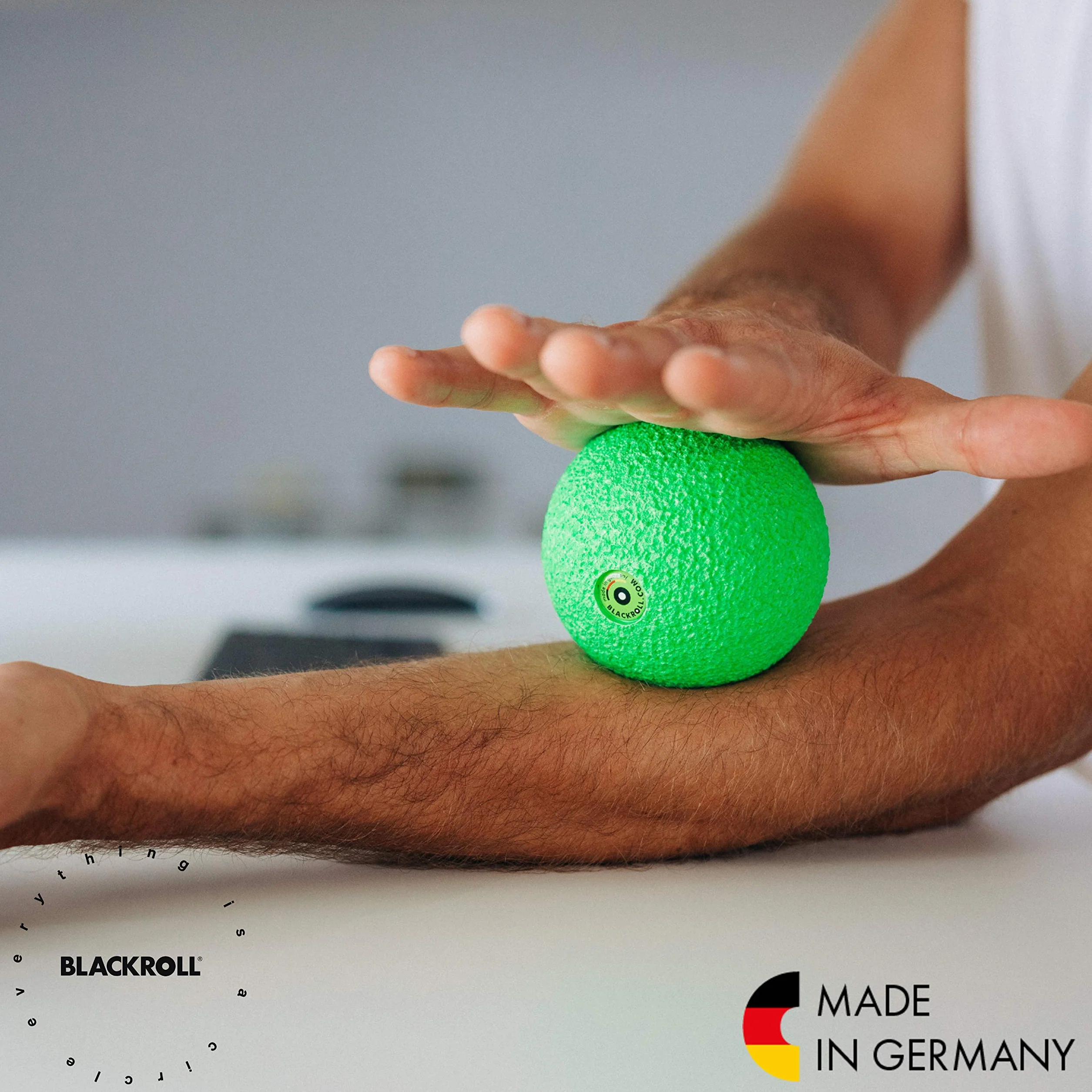 BLACKROLL® Faszienball balle de fascia pour automassage ciblé, balle de massage dureté moyenne fabriqué en Allemagne