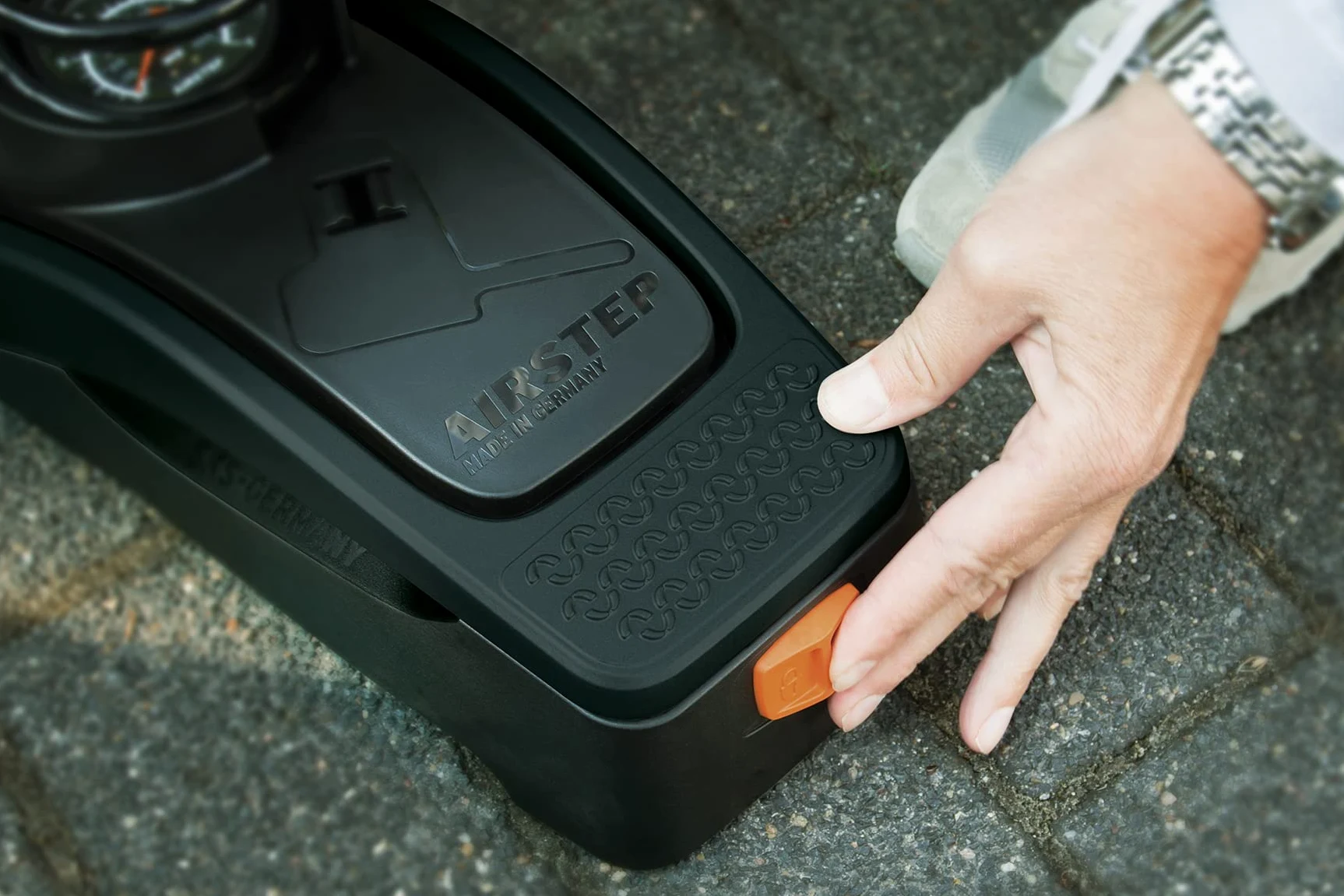 SKS GERMANY Airstep Digi Pompe à Pied avec manomètre numérique (Pompe à air avec raccord Multi Valve, précision de Mesure, avec manomètre numérique LED précis, Pression Max.: 7 bar/102 psi), Noir