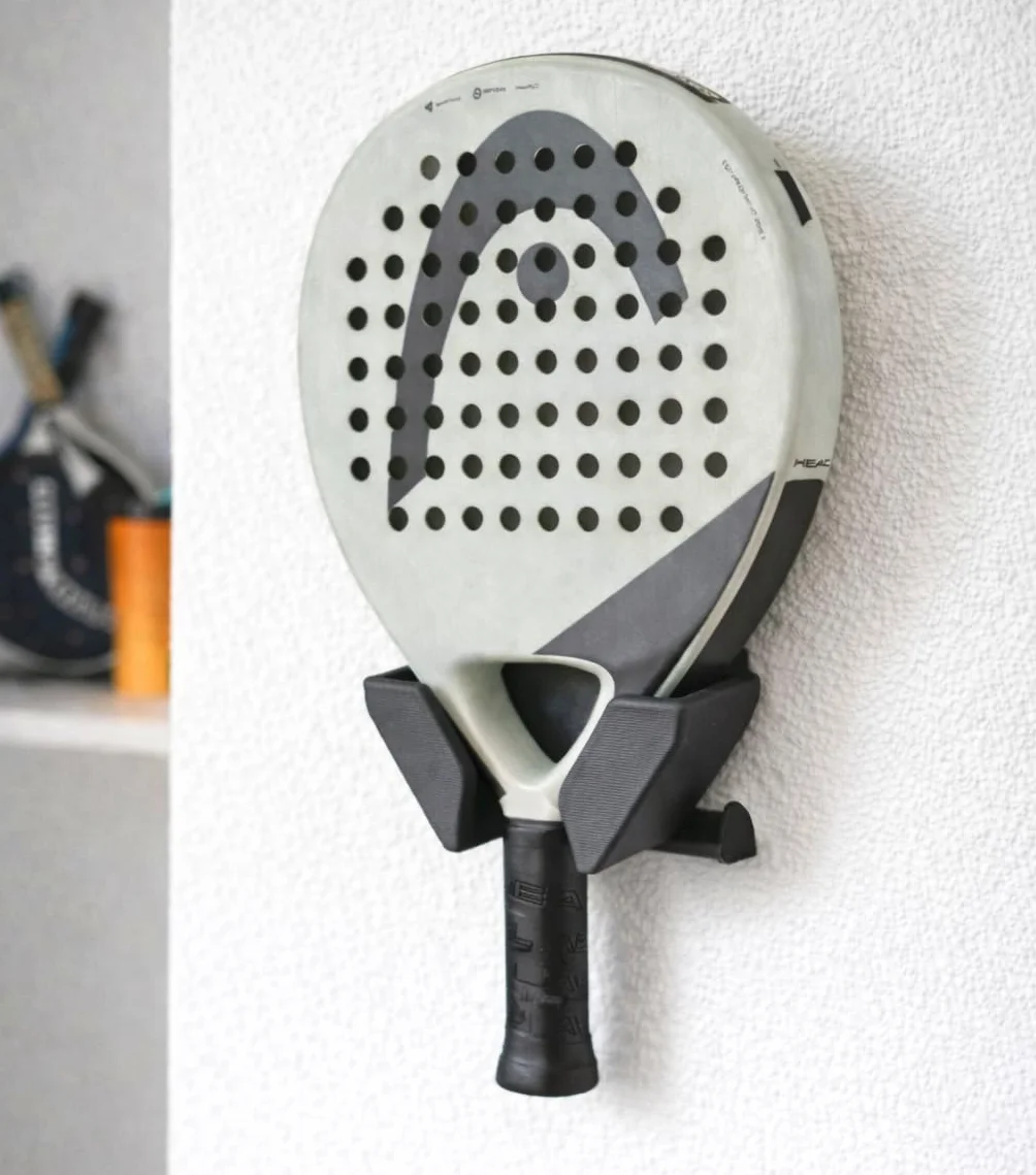 Support mural pour raquette de padel et tennis – Porte raquette murale confortable et anti-rayures – Convient à toutes les raquettes standard – Gain de place résistant avec vis et chevilles
