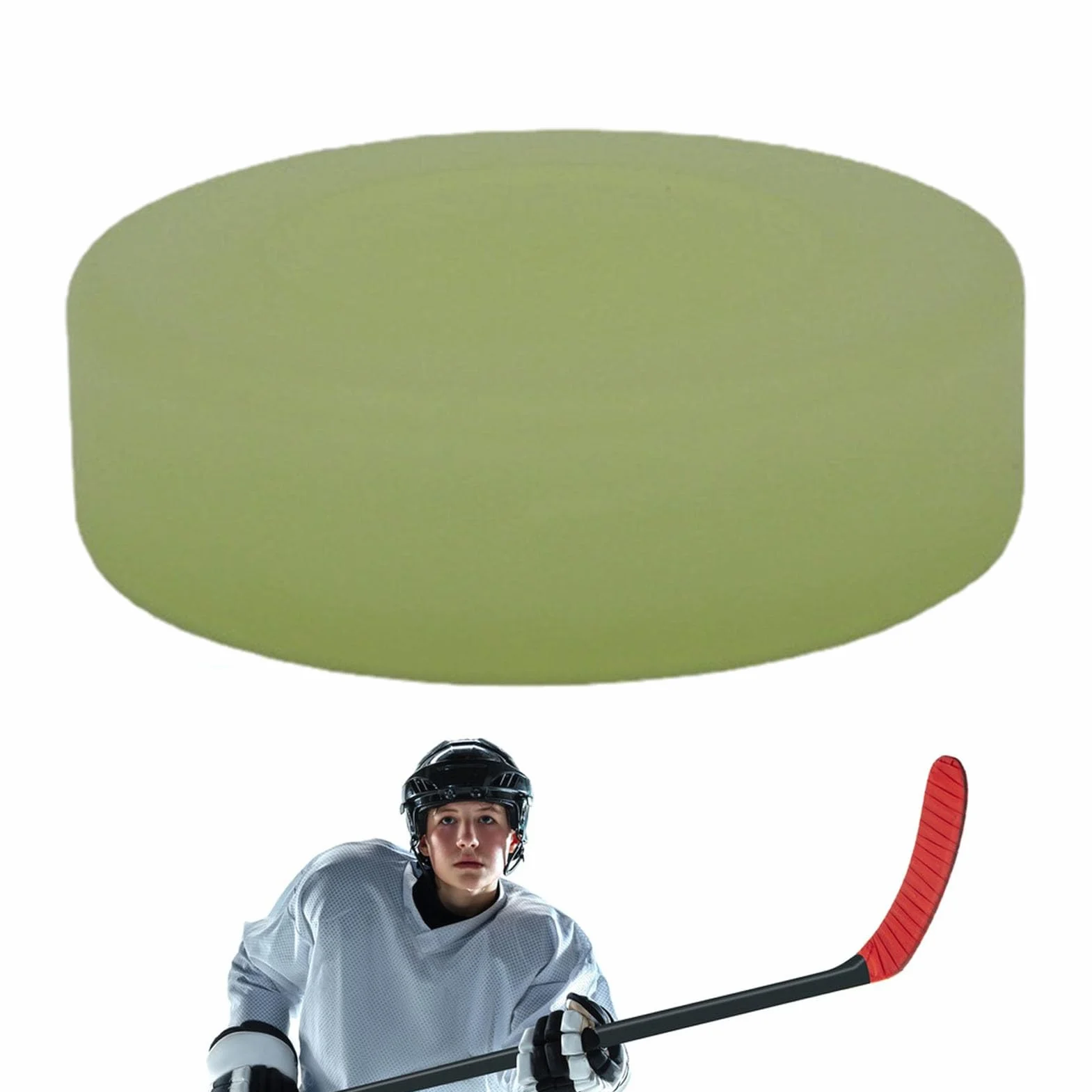 Palets de hockey sur glace phosphorescents verts lumineux qui brillent dans le noir