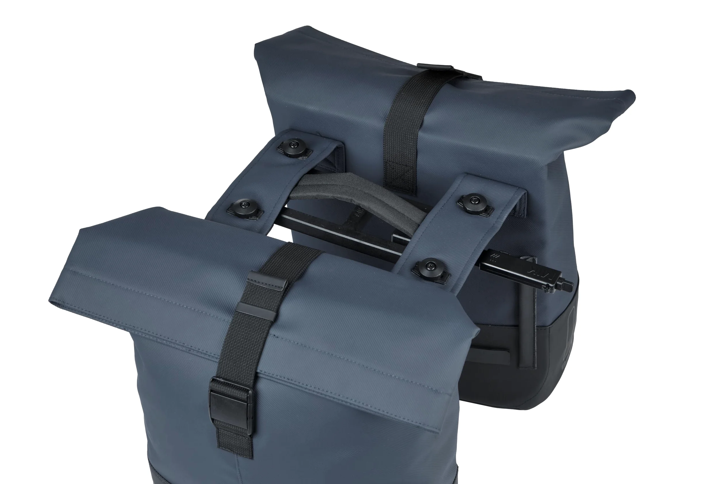 Basil Cove Sacoche pour porte-bagages double avec plaque adaptateur MIK 28-32 L imperméable, réfléchissant et recyclable, 29 x 14,5 x 36 cm, bleu/noir