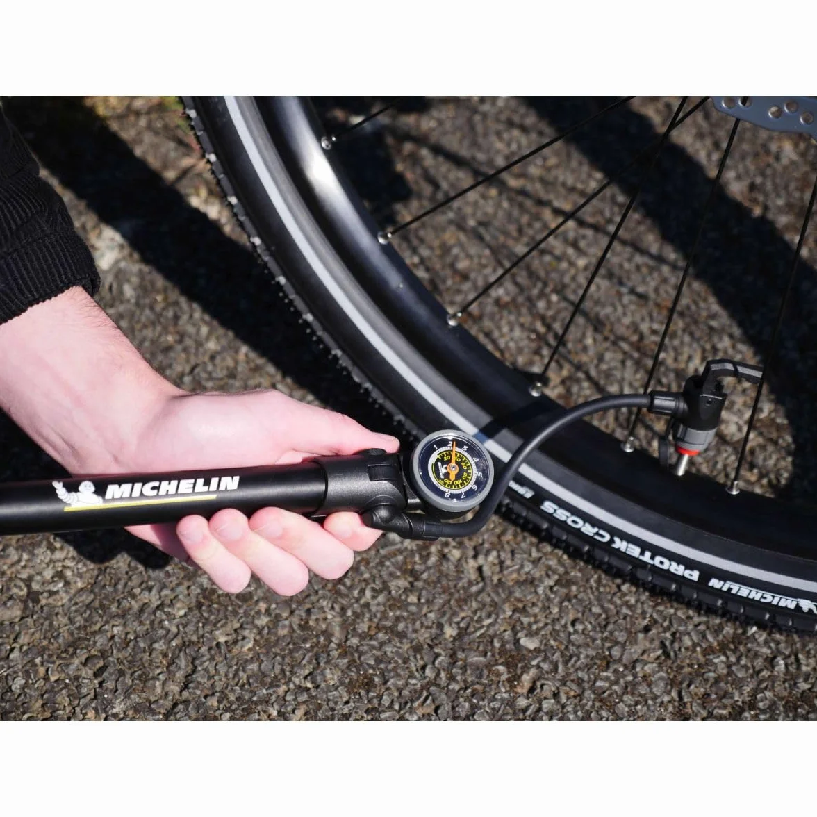 MICHELIN Mini Pompe Aluminium Convertible AIR Tech Pro - Manomètre Analogique - pour VTT, VTC, VAE, Vélo Enfant - 157g