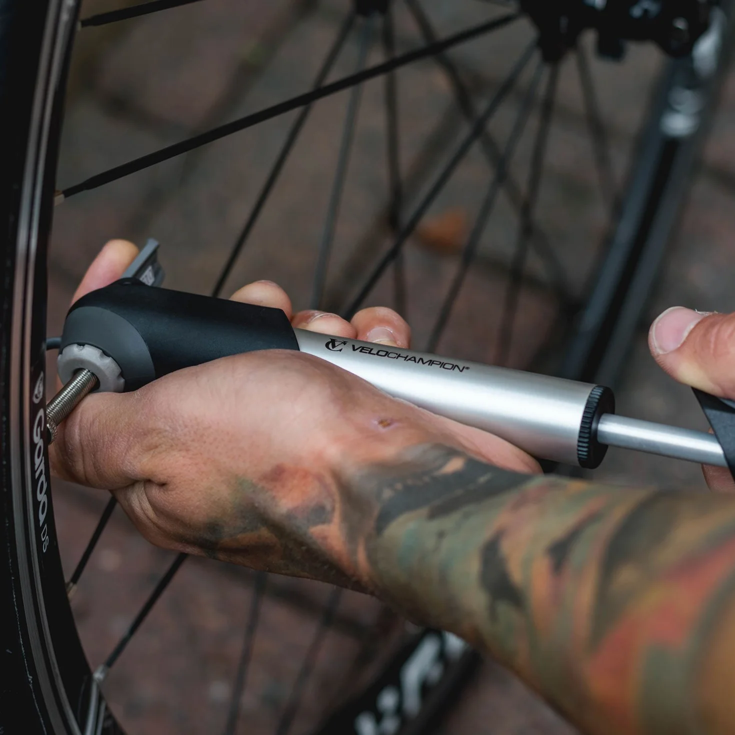 Mini Pompe à Vélo VeloChampion 100 PSI Portable pour Vélos Route, Hybrides et e-Bikes avec Valves Presta, Schrader, Dunlop
