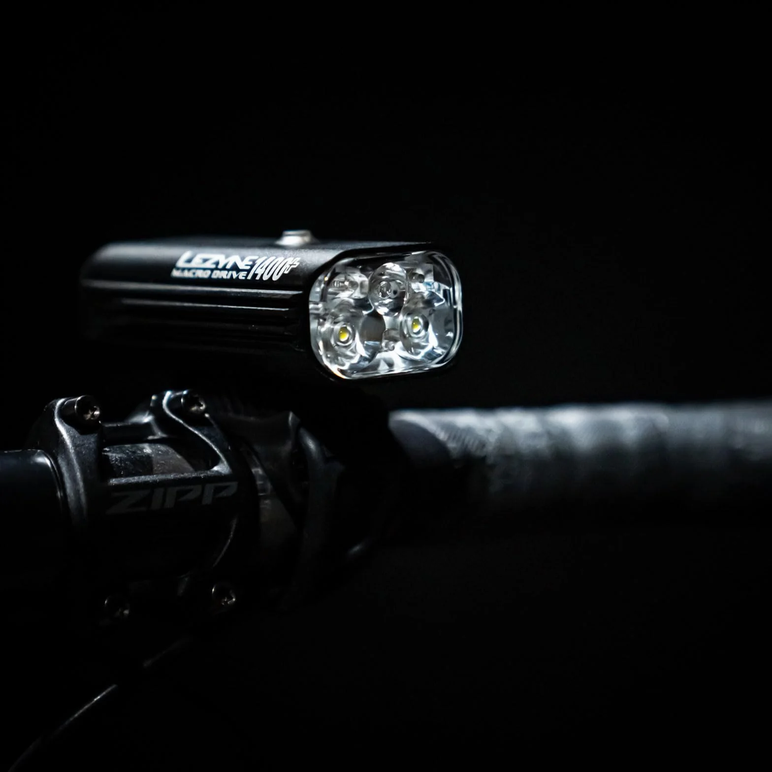 Lezyne Macro Drive Feu avant de vélo LED blanche rechargeable par USB