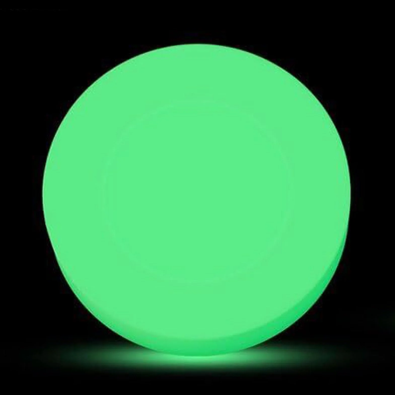 Palets de hockey sur glace phosphorescents verts lumineux qui brillent dans le noir