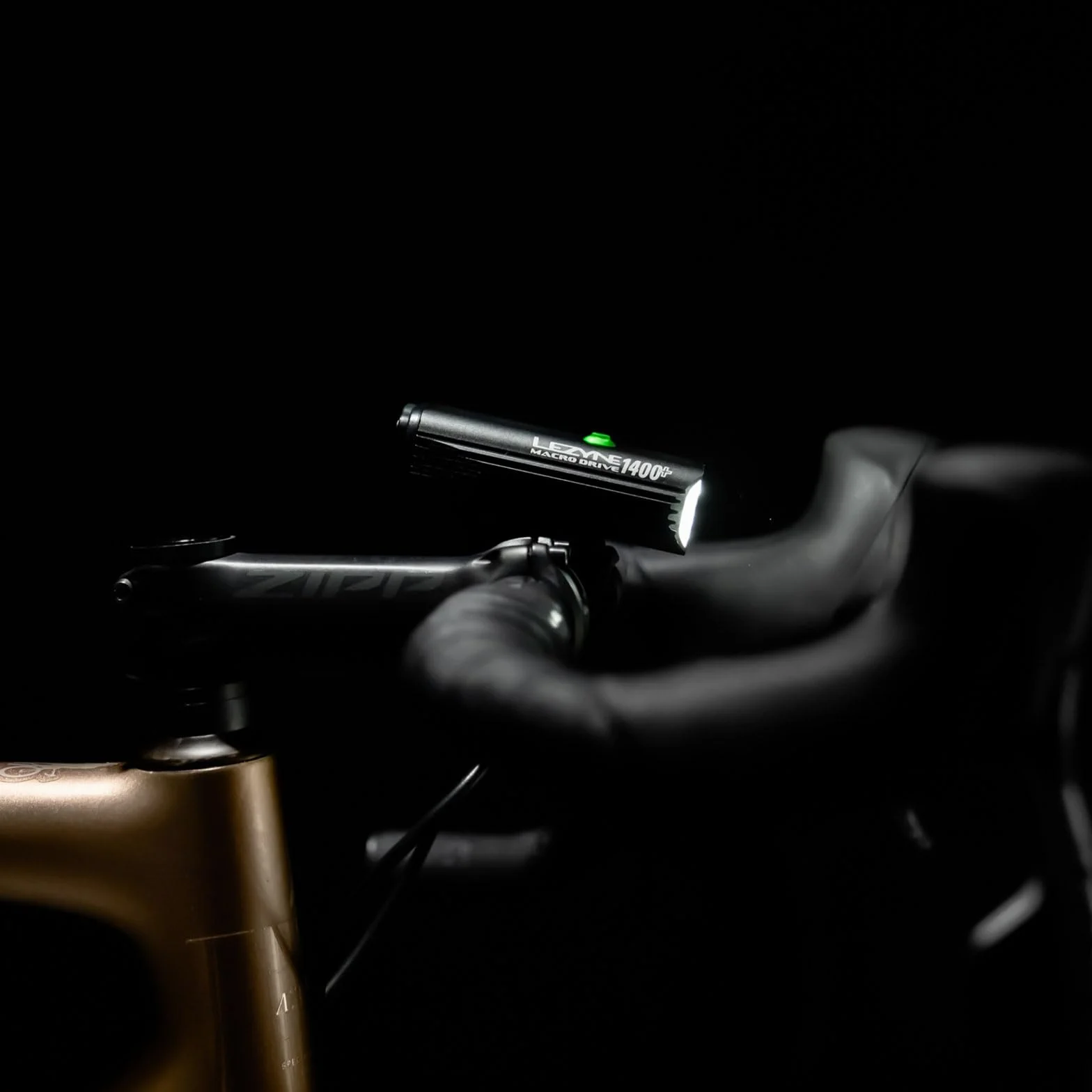 Lezyne Macro Drive Feu avant de vélo LED blanche rechargeable par USB