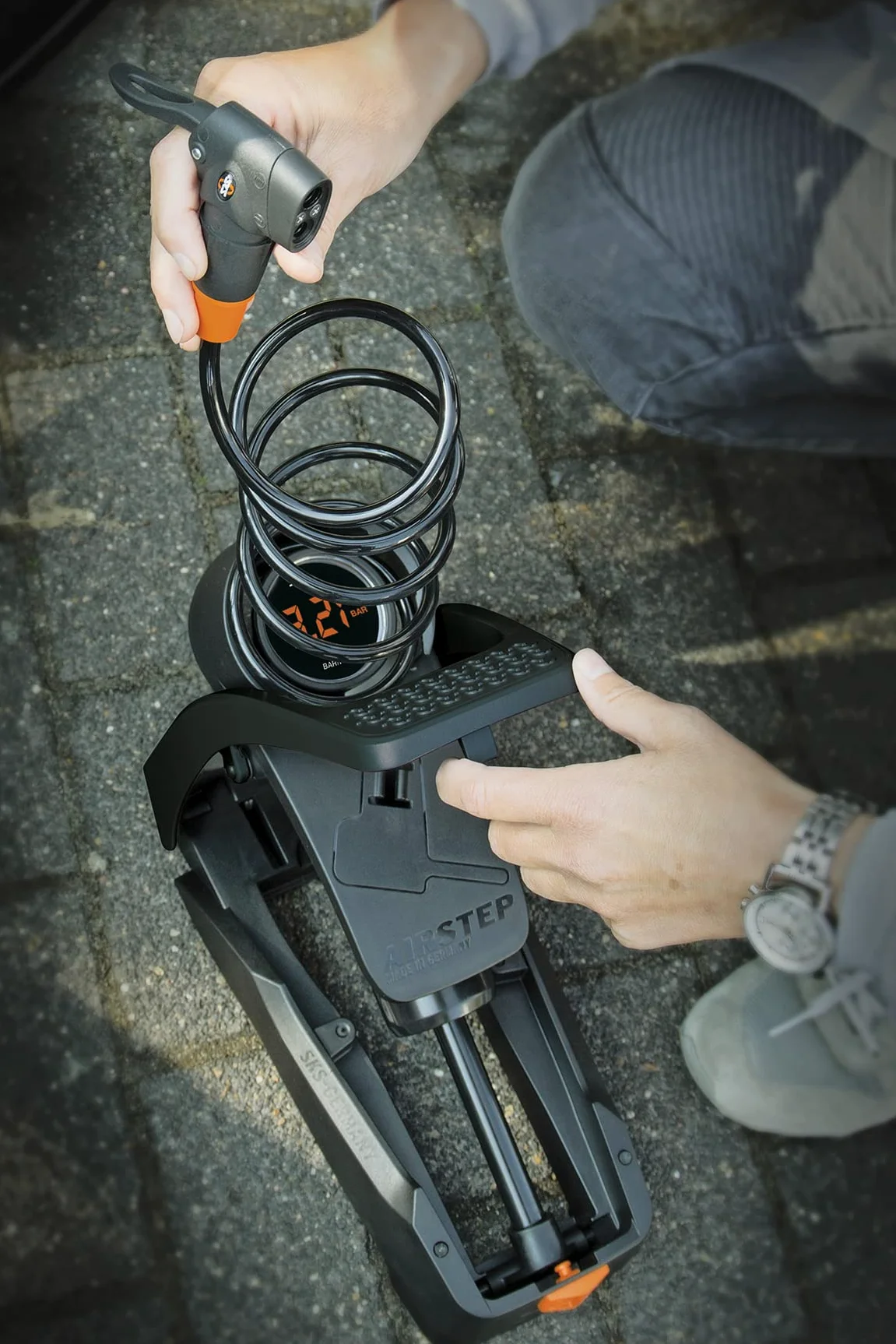 SKS GERMANY Airstep Digi Pompe à Pied avec manomètre numérique (Pompe à air avec raccord Multi Valve, précision de Mesure, avec manomètre numérique LED précis, Pression Max.: 7 bar/102 psi), Noir