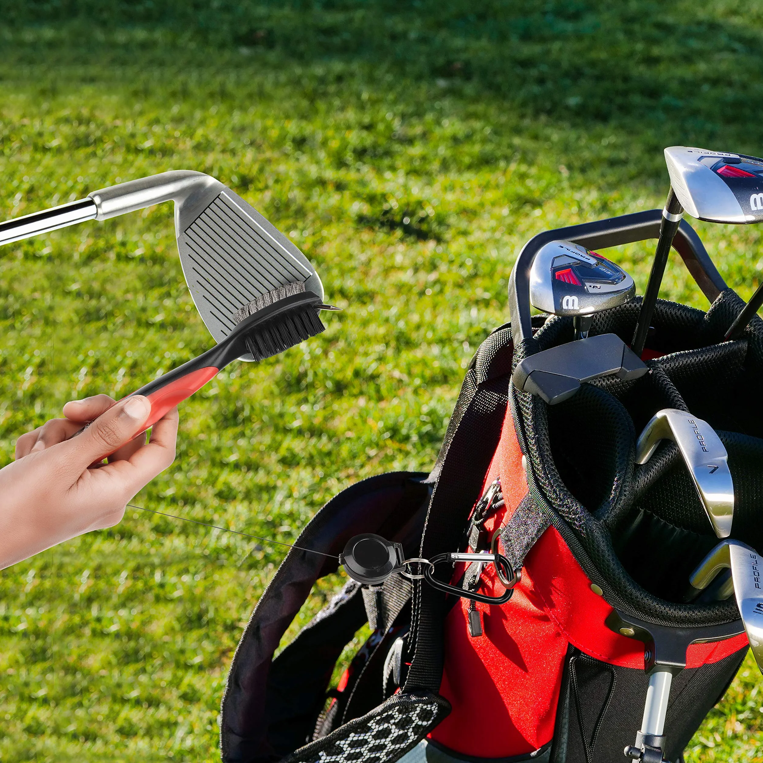 K&V GOLF Brosse pour Club de Golf et Rainures Brosse à Double Coté Nylon & Acier avec Pics pour Nettoyer Surface & Rainures de Club - Fournie avec Fermoir (Mousqueton) pour l'Accrocher Facilemen
