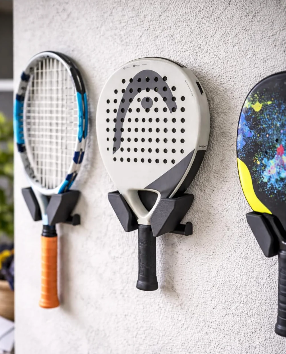 Support mural pour raquette de padel et tennis – Porte raquette murale confortable et anti-rayures – Convient à toutes les raquettes standard – Gain de place résistant avec vis et chevilles