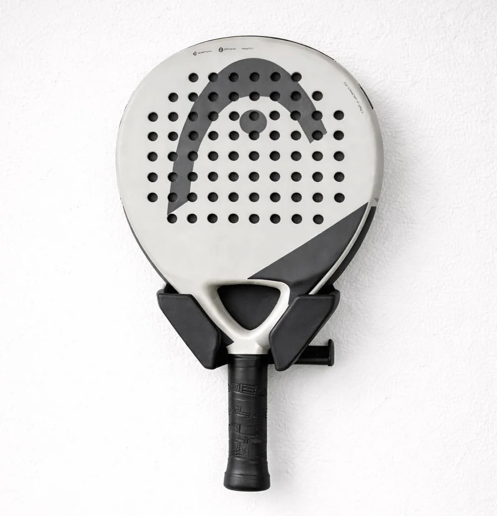 Support mural pour raquette de padel et tennis – Porte raquette murale confortable et anti-rayures – Convient à toutes les raquettes standard – Gain de place résistant avec vis et chevilles
