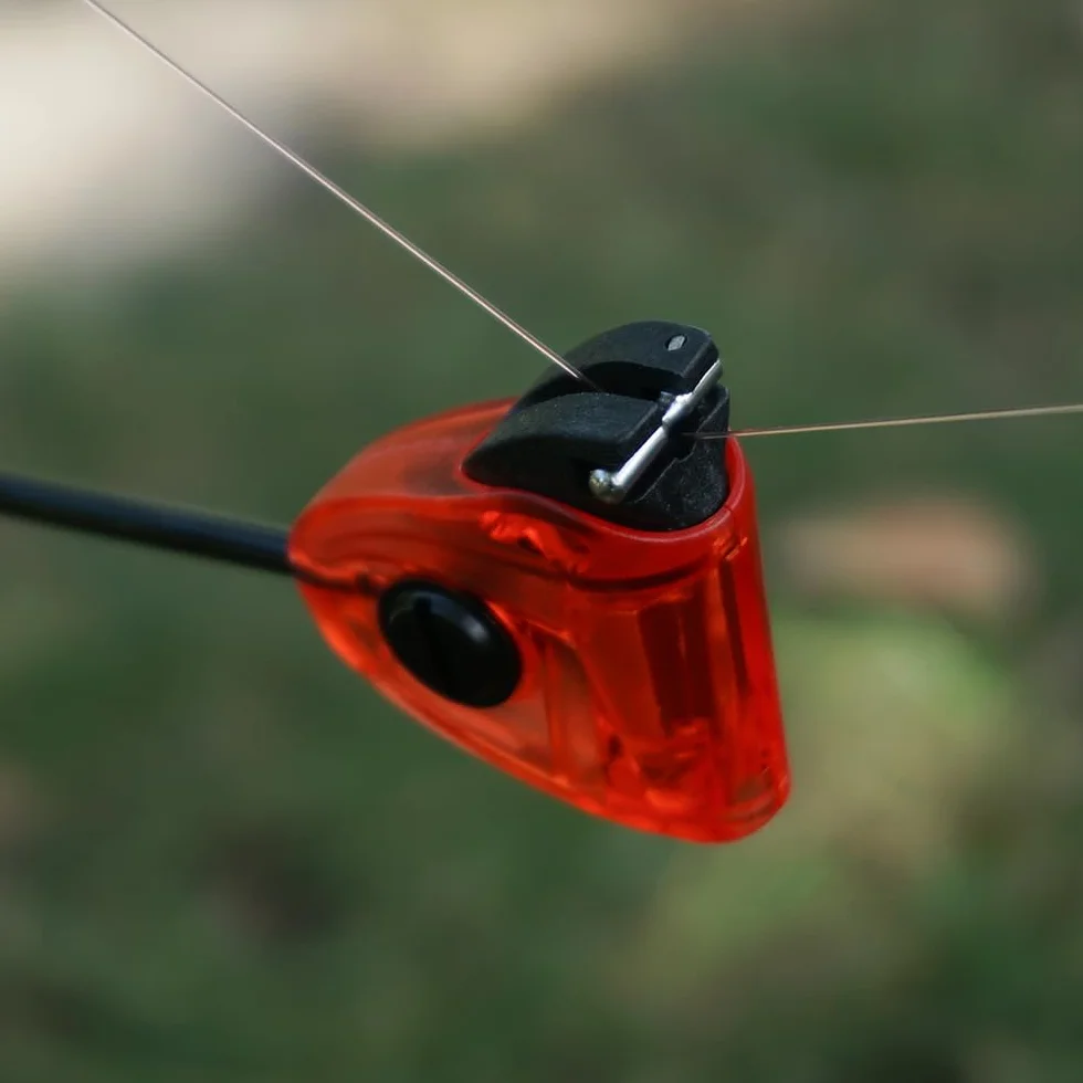 Hirisi Tackle Lot de 4 détecteurs de touche de pêche à la carpe avec lumière LED 2,5 mm