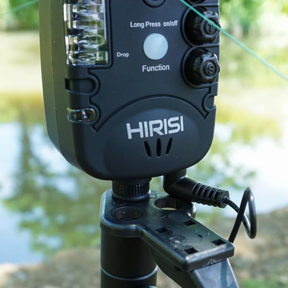 Hirisi Tackle Alarme de touche étanche pour pêche à la carpe avec 9 LED et réglage de la tonalité du volume et de la sensibilité, accessoires de pêche