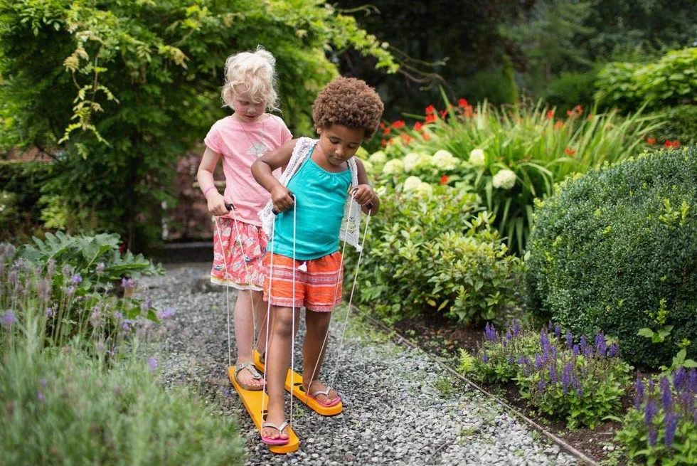 BS Toys Ski De Fond - Entraînement De L'Équilibre pour Enfants Et Adultes - Ensemble De Skis en Bois pour Une Marche Coordonnée - Amusant À L'Intérieur Et À L'Extérieur - A Partir De 3 Ans - Marron