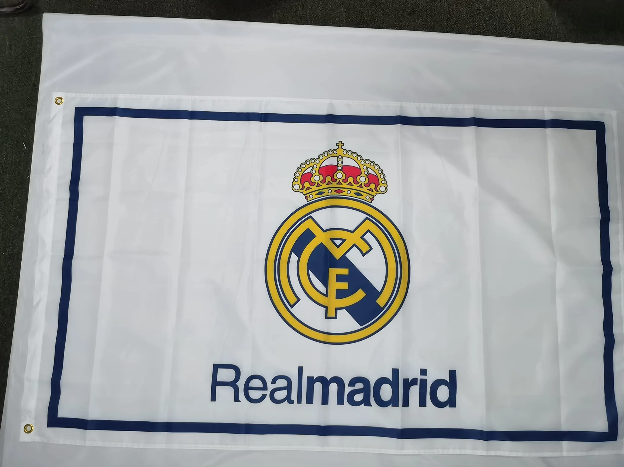 Drapeau Real Madrid 0,9 x 1,5 m 2 œillets Intérieur Extérieur