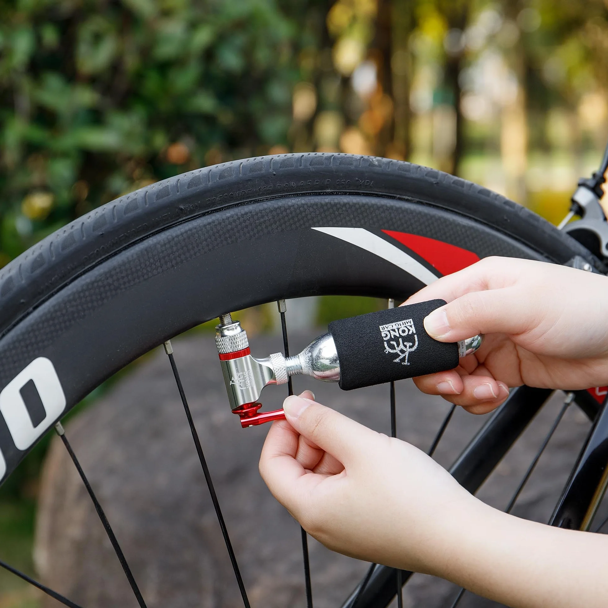 Kit de Gonfleur CO2 Vélo avec 6 Cartouches Filetées 16g/25g Compatible Presta Schrader