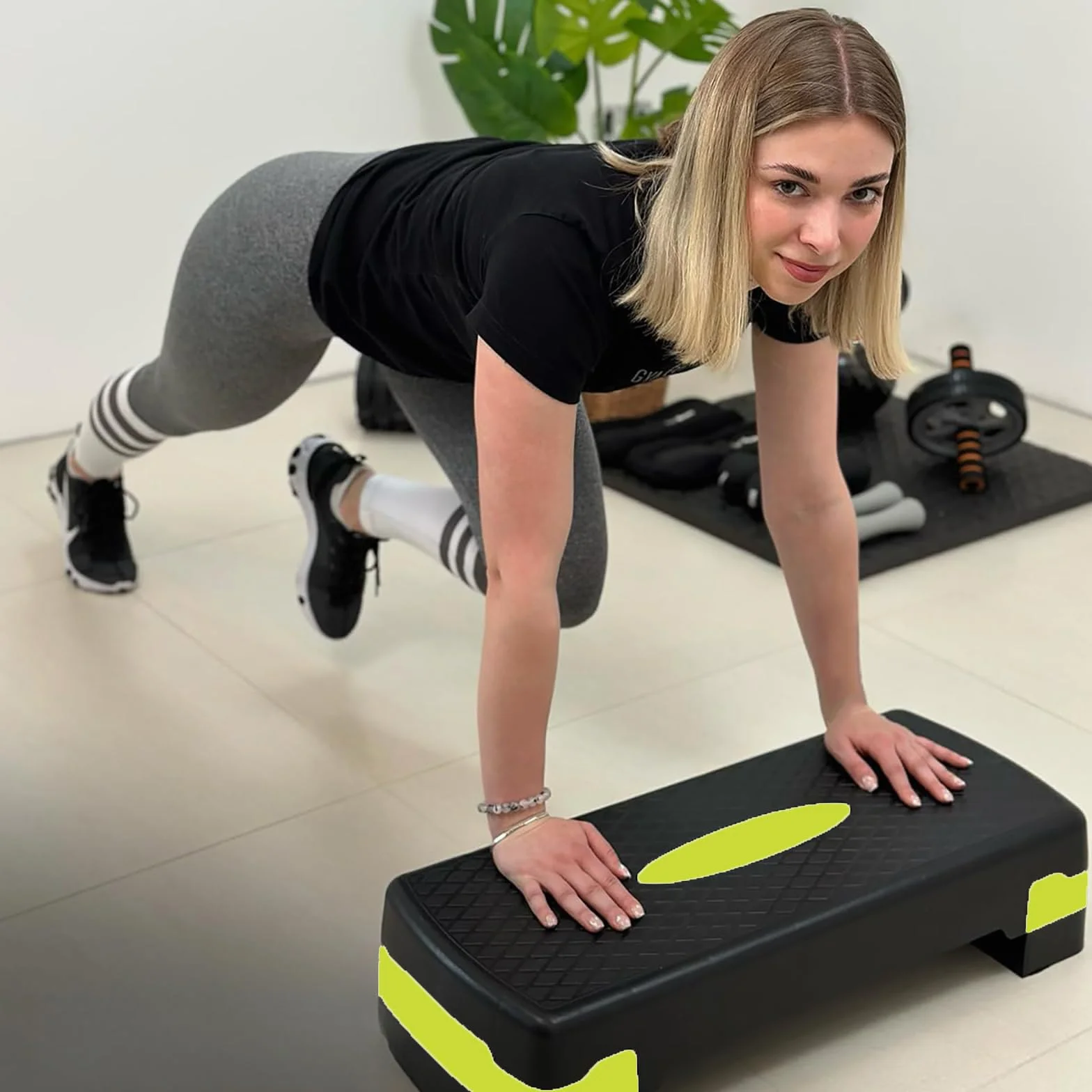 Planche de Step Fitness 68 cm Ajustable Antidérapant Hauteur Réglable 10-15 cm pour Entraînement Aérobic Musculation