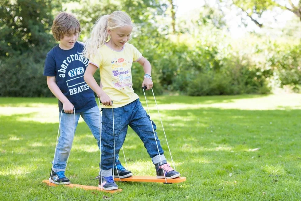 BS Toys Ski De Fond - Entraînement De L'Équilibre pour Enfants Et Adultes - Ensemble De Skis en Bois pour Une Marche Coordonnée - Amusant À L'Intérieur Et À L'Extérieur - A Partir De 3 Ans - Marron