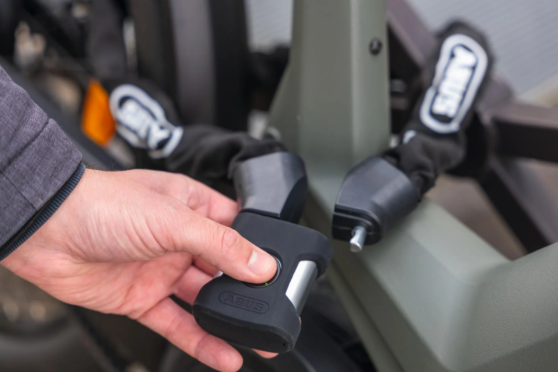 ABUS Kettenschloss YARDO 7807F avec capteur d'empreinte digitale, 110 cm | Antivol vélo avec capteur d'empreinte, chaîne ronde 7 mm, verrouillage automatique, IP66 & IP69