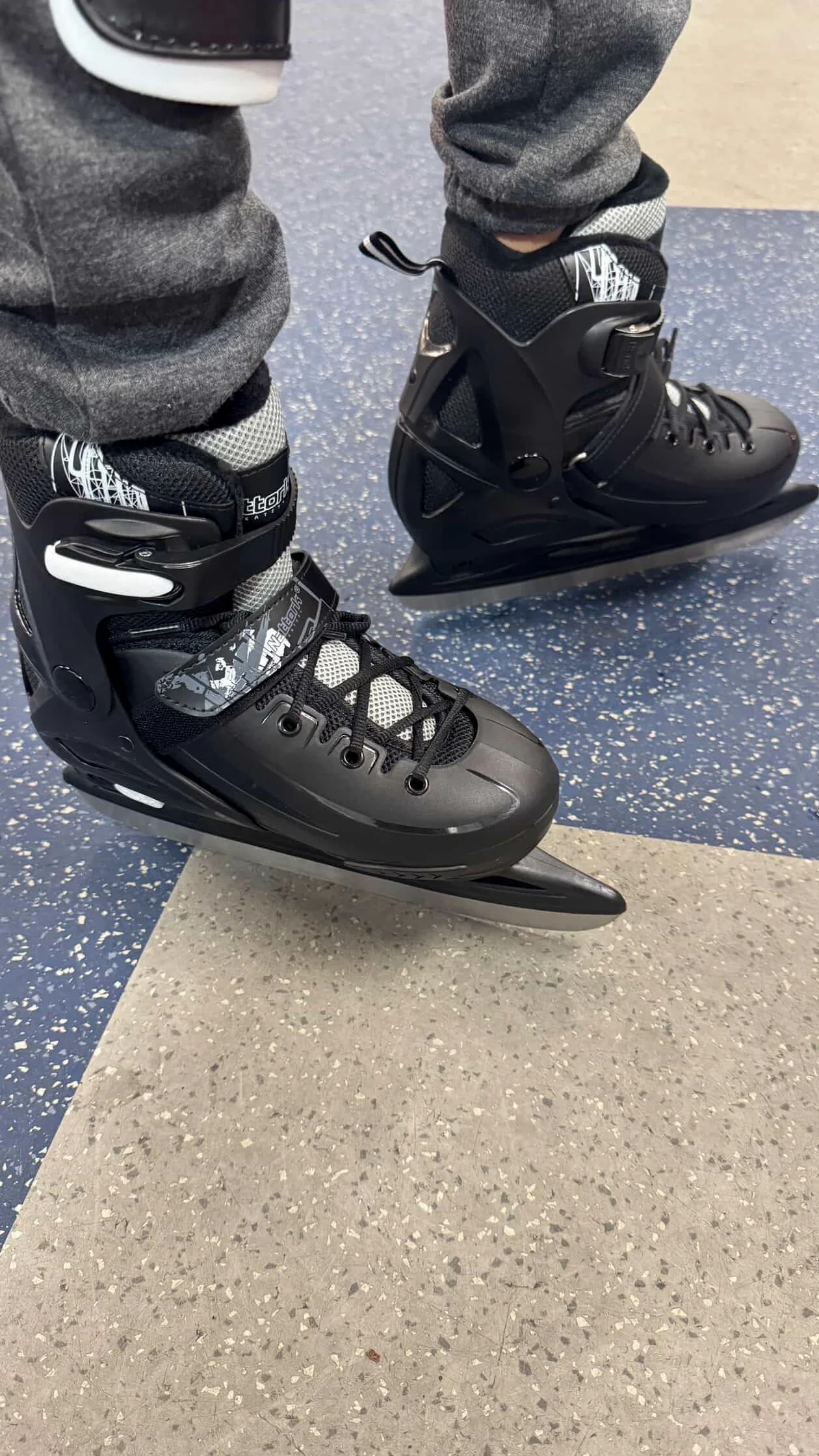 Nattork Patins à glace 4 tailles réglables pour enfants garçons filles, patins à glace amusants pour débutants, pour l'extérieur, protection dure douce et confortable pour les enfants, les adolescents