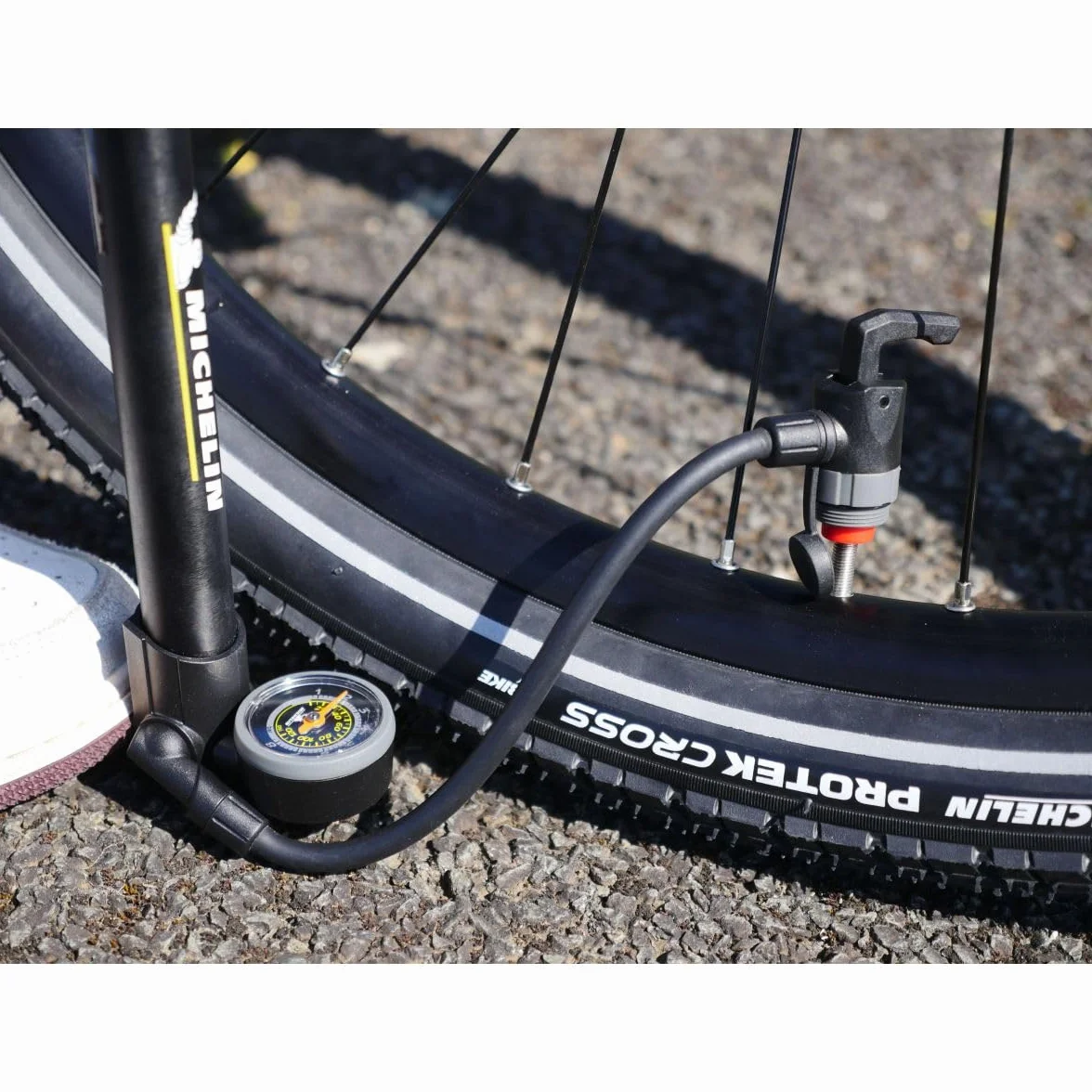MICHELIN Mini Pompe Aluminium Convertible AIR Tech Pro - Manomètre Analogique - pour VTT, VTC, VAE, Vélo Enfant - 157g