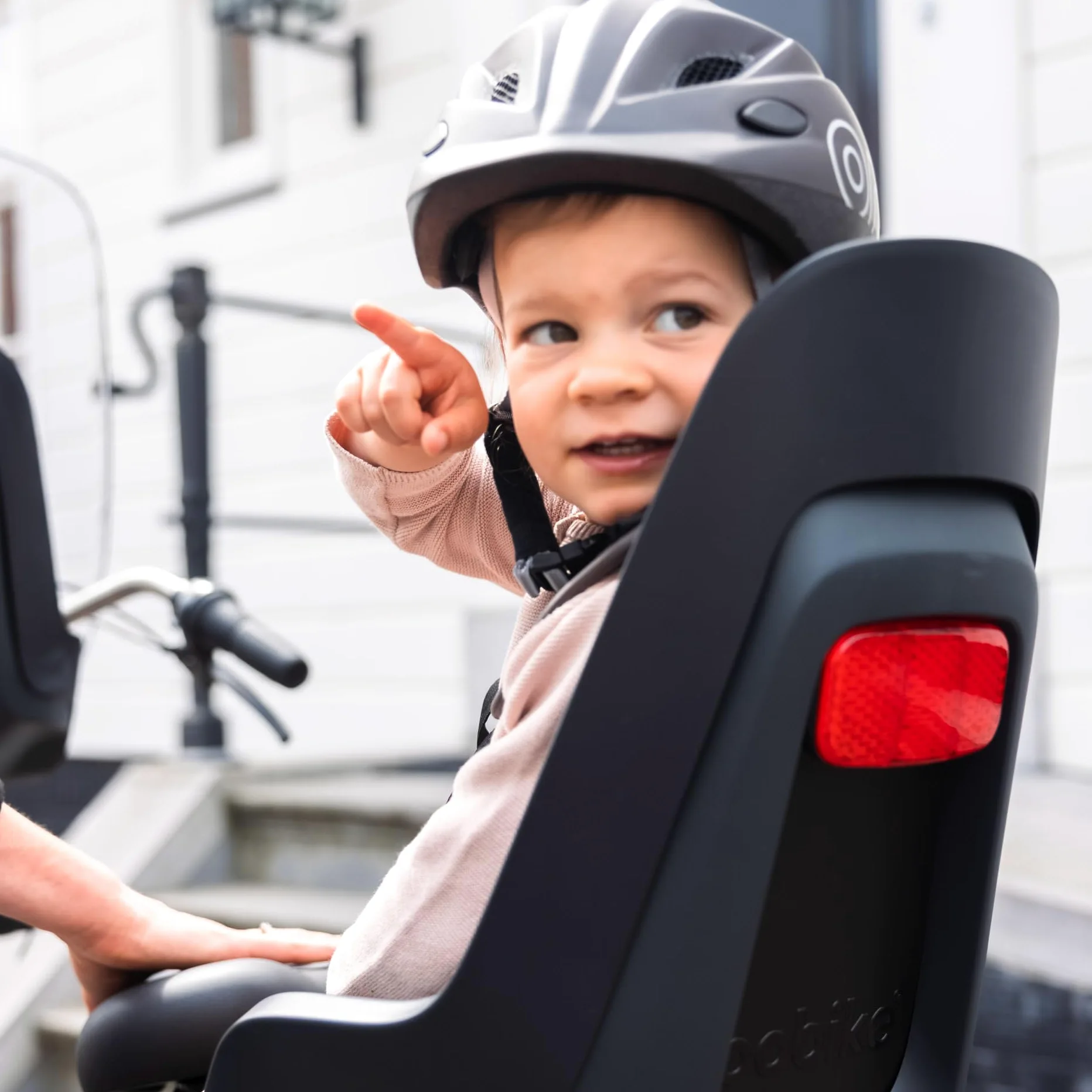 BOBIKE 8012100018 - Siège arrière One Maxi avec système E-BD pour vélo avec Roues de 26” à 29” adapté aux Enfants pesant jusqu'à 22 kg avec Fixation sur Le Porte-Bagages en Couleur Noir Urbain