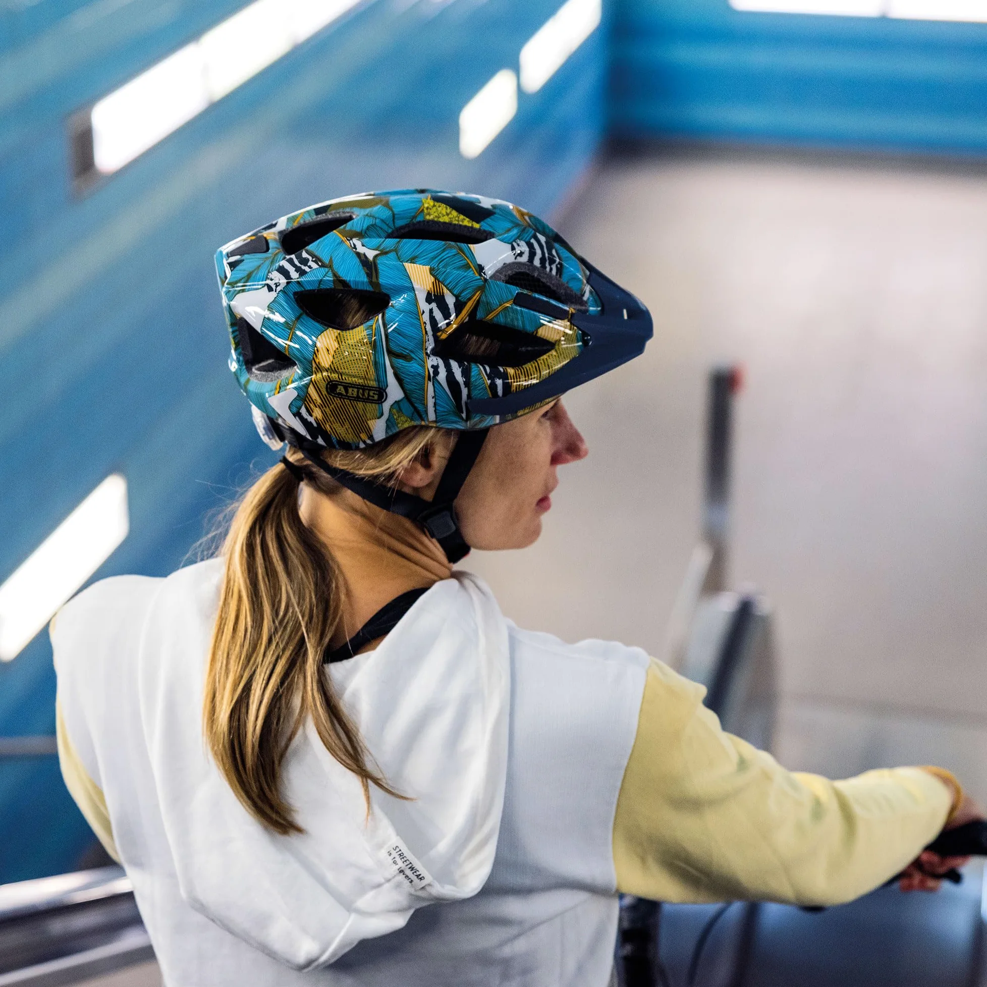 ABUS Casque Vélo Aduro 2.0 avec Lumière, Bleu, Taille M | Casque polyvalent sportif pour la ville, In-Mold EPS et Polycarbonate, bonne ventilation, réflecteurs