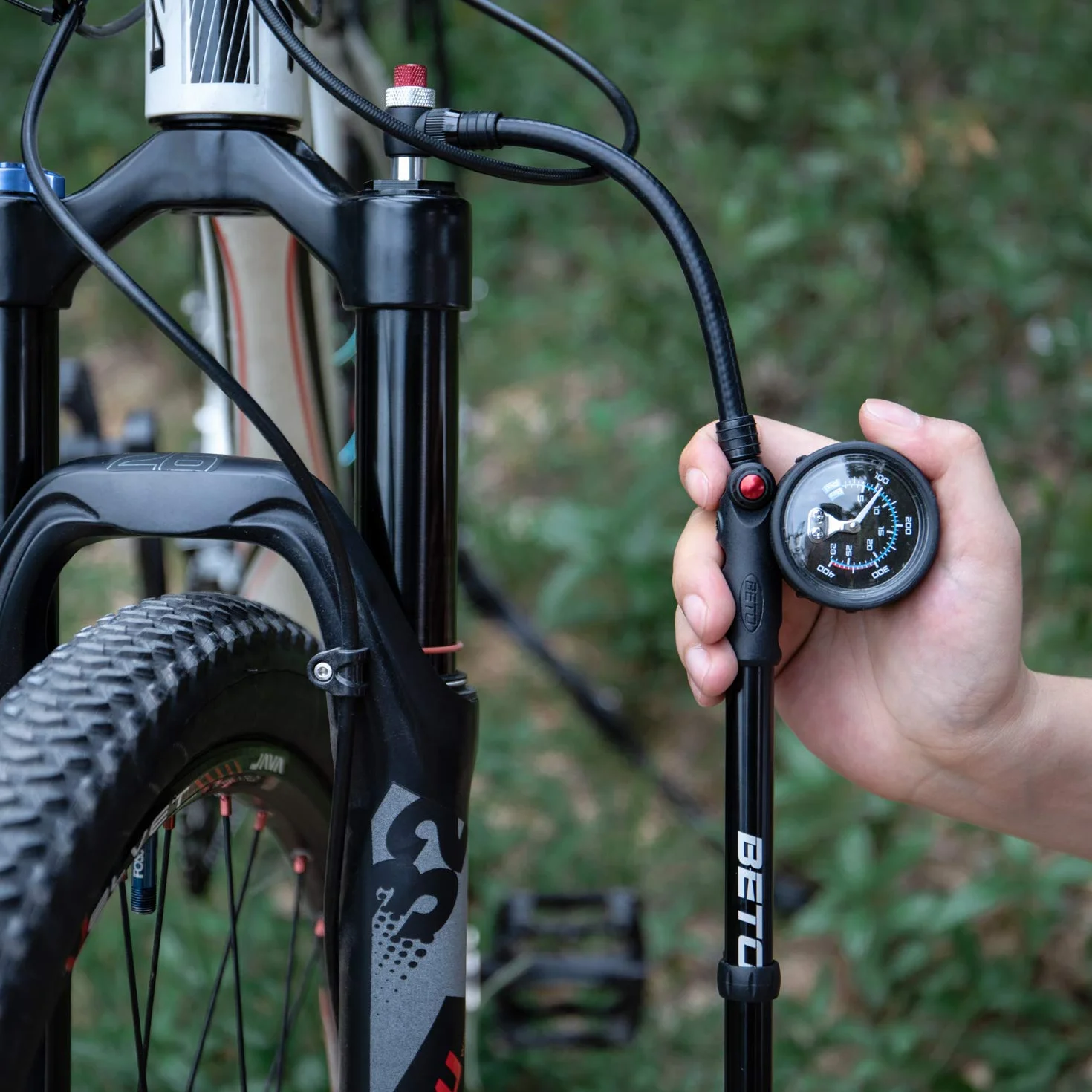 BETO Pompe à Chocs Haute Pression 400 PSI Max VTT pour Fourche et Suspension arrière Valve Schrader