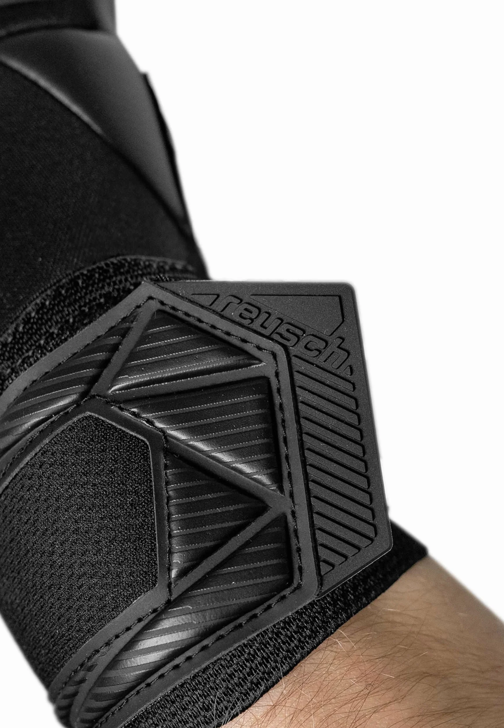 Reusch Gants de Gardien de But pour Hommes Adultes | pour l'entraînement et Les matchs | Gazon Artificiel, Gazon Naturel et Terrain Dur | Attrakt Freegel Infinity