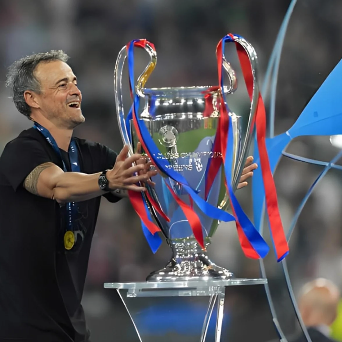 Réplique Trophée de la Ligue des Champions,Trophées des Champion d'europe De Football avec 3 éVentails De Rubans De Couleur Décorations pour La Maison Collection Ornements D'affichage,32cm