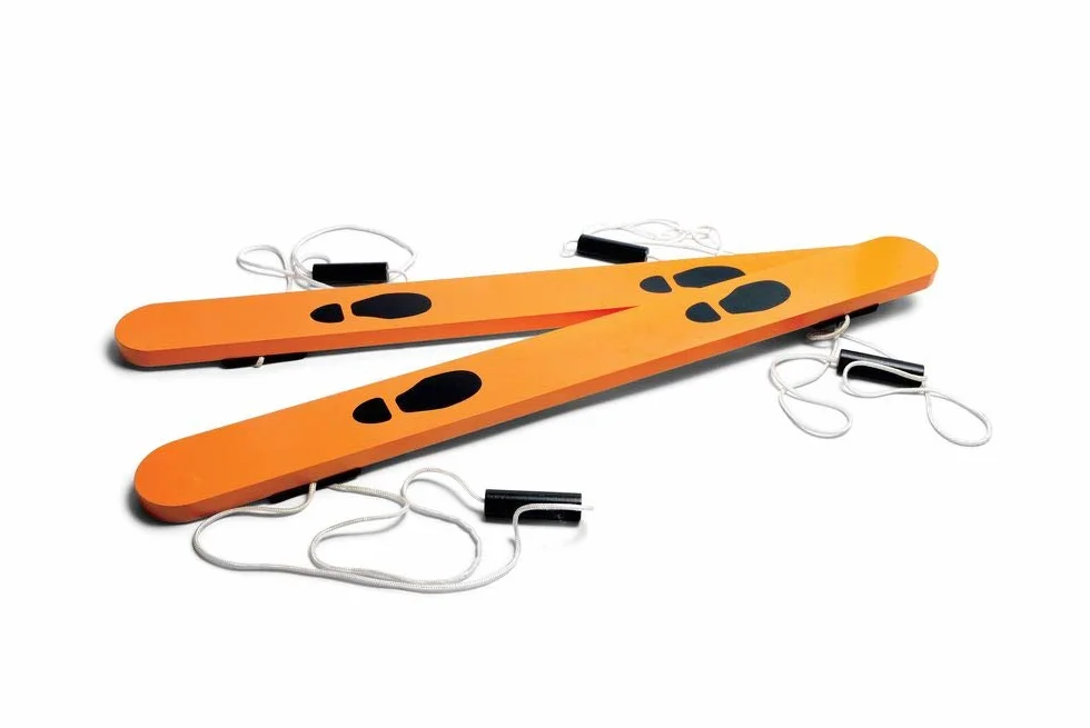 BS Toys Ski De Fond - Entraînement De L'Équilibre pour Enfants Et Adultes - Ensemble De Skis en Bois pour Une Marche Coordonnée - Amusant À L'Intérieur Et À L'Extérieur - A Partir De 3 Ans - Marron