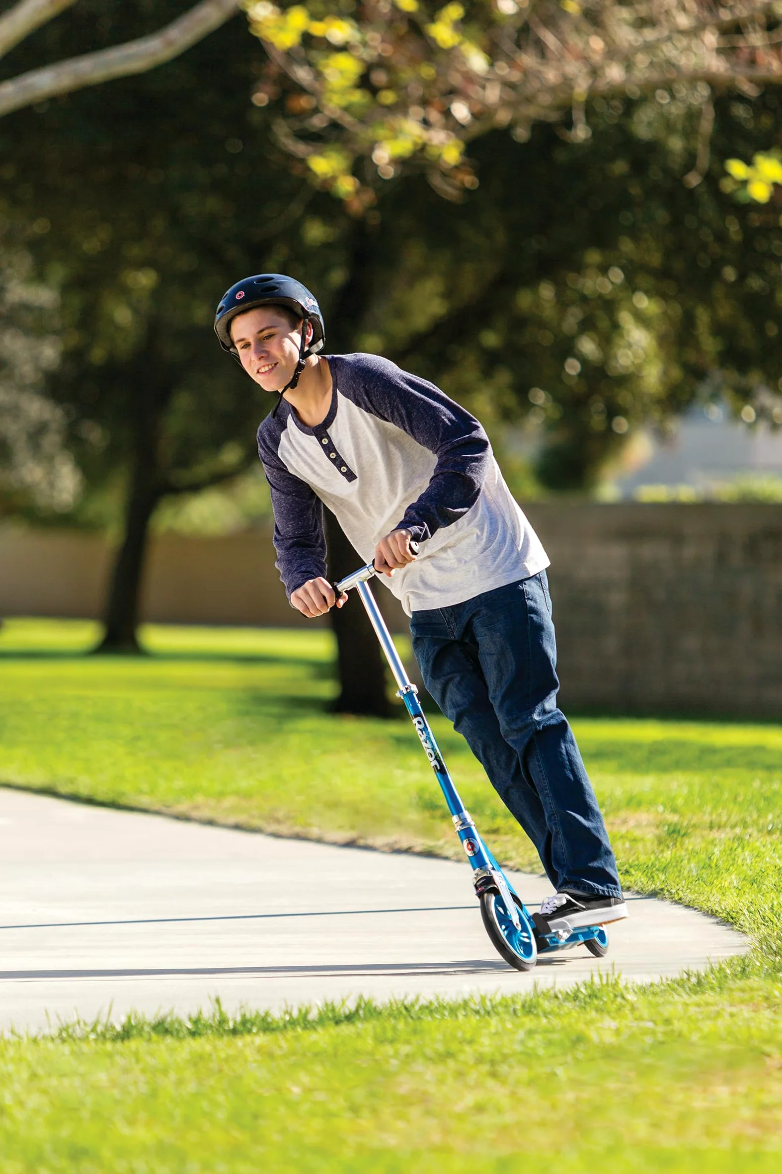 Razor A5 Lux Light Up Kick Scooter - Grandes Roues de 8", Pliable, Guidon réglable, léger, pour Les conducteurs jusqu'à 220 lbs