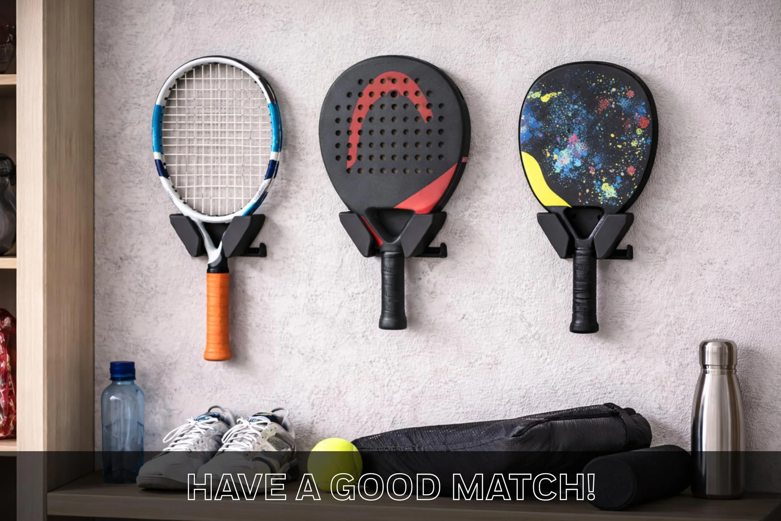 Support mural pour raquette de padel et tennis – Porte raquette murale confortable et anti-rayures – Convient à toutes les raquettes standard – Gain de place résistant avec vis et chevilles