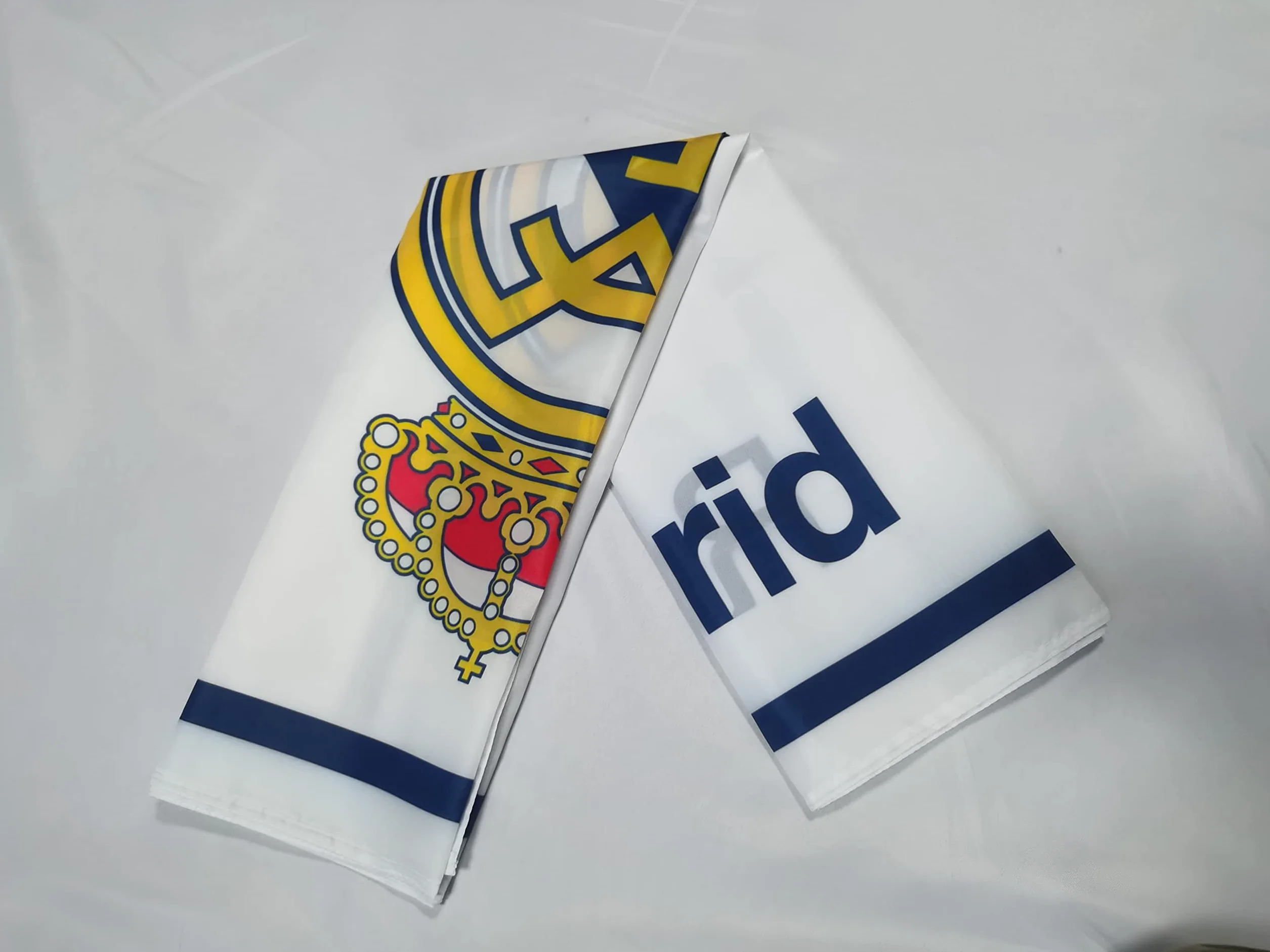 Drapeau Real Madrid 0,9 x 1,5 m 2 œillets Intérieur Extérieur